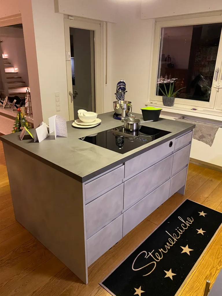 Kücheninsel - grifflos, inkl. Elektroeinbaugeräte